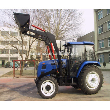 Tracteur à quatre roues avec chargeur frontal